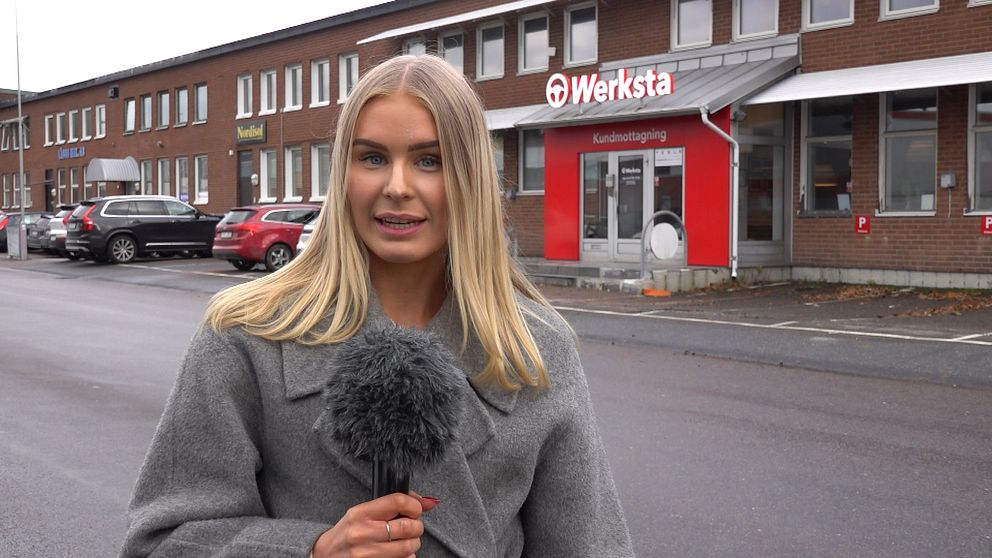 Reporter framför verkstad i Västra Frölunda i Göteborg.