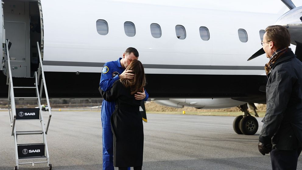 Marcus Wandt kysser sin fru vid landning i Sverige.