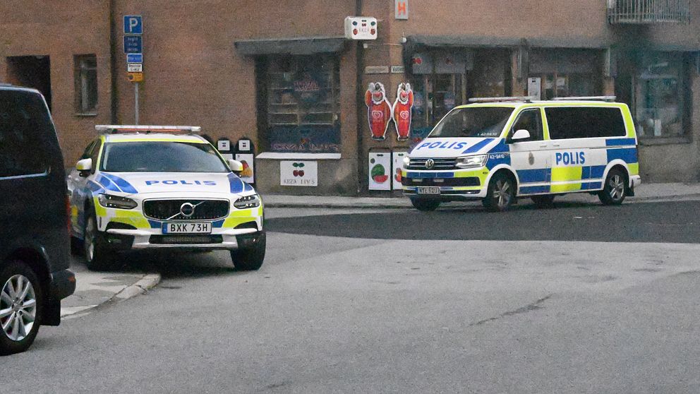 Polisbilar på Smedjegatan i Norrköping.
