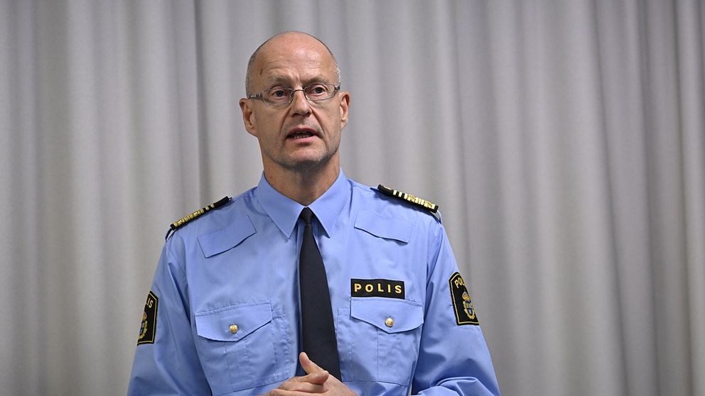 mats löfving i polisuniform framför en grå fond