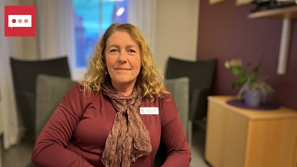 Cecilia Barchéus Bergman, anhörigkurator i Östersund, sitter i en fåtölj och intervjuas av SVT på hennes kontor.