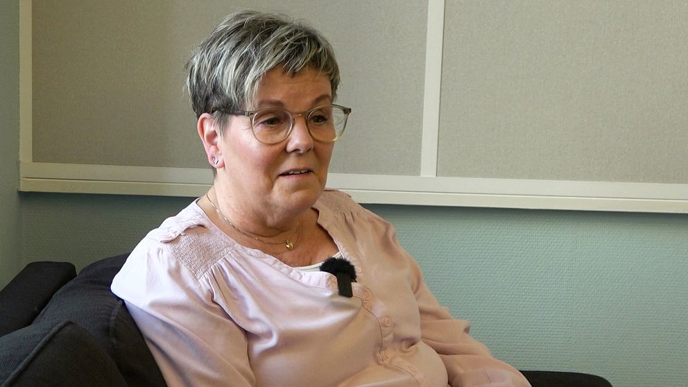 Ingela Kohronen (SJVP) sitter i en fåtölj vid ett fönstret.