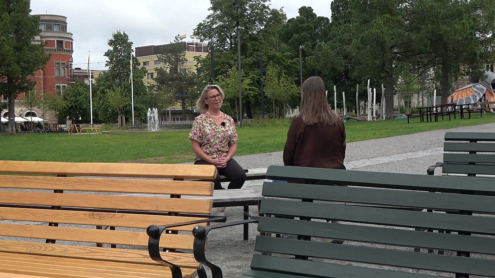 Reporter Kateryna Yemets intervjuar Susanne Henriksson utomhus.