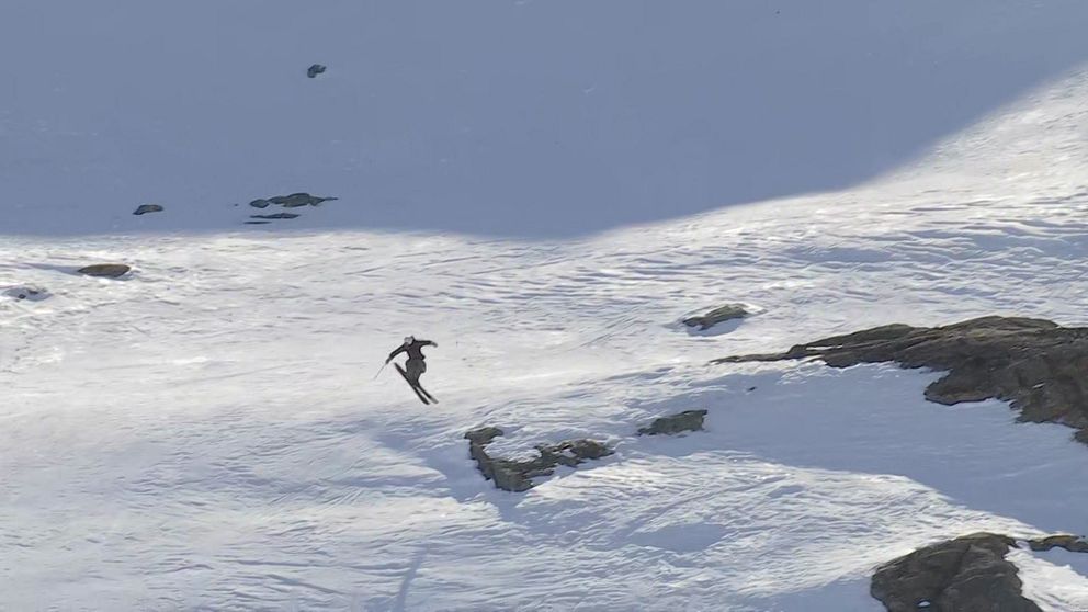 En tävlande i extremskidåkning i Riksgränsen hoppar i backen.