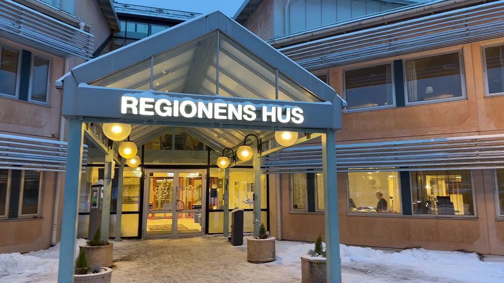 Vårdbolaget Capio säger upp avtalet för vårdcentralen i Grums. Nu tittar Region Värmland på att driva vårdcentralen vidare – troligen i egen regi.