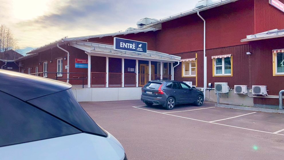 En röd byggnad med en parkering framför sig, Vårdcentralen i Sälen
