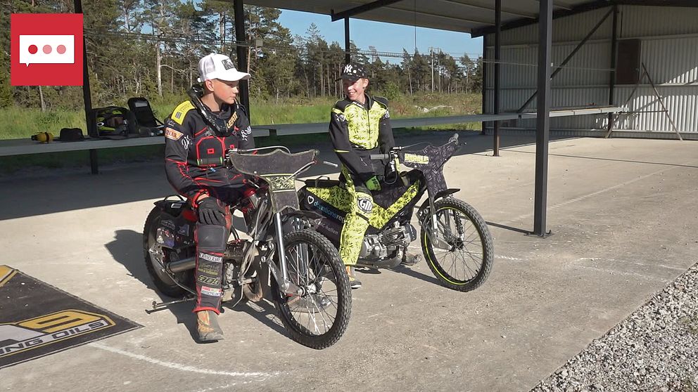 Herman Ahlgren och Harald Fohlin sitter på speedwaymotorcyklar.