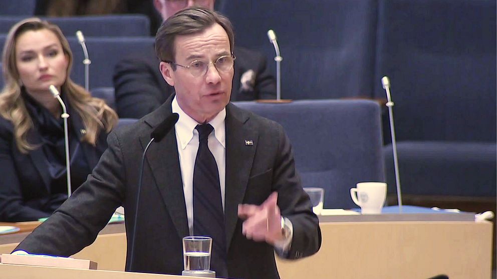 Statsminister Ulf Kristersson (M) som står i riksdagen och ger Magdalena Andersson kritik för hur Socialdemokraterna i Stockholm sköter bland annat kollektivtrafik och vårdköer.