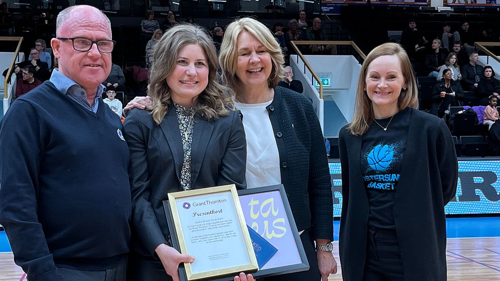 Bild på Christer Engnér från RF Sisu, Jaqueline Ewertzh årets Taus, landshövding Marita Ljung och  Caroline Hildahl från Jämtkraft i Östersundssporthall där årets Taus visar sitt pris.