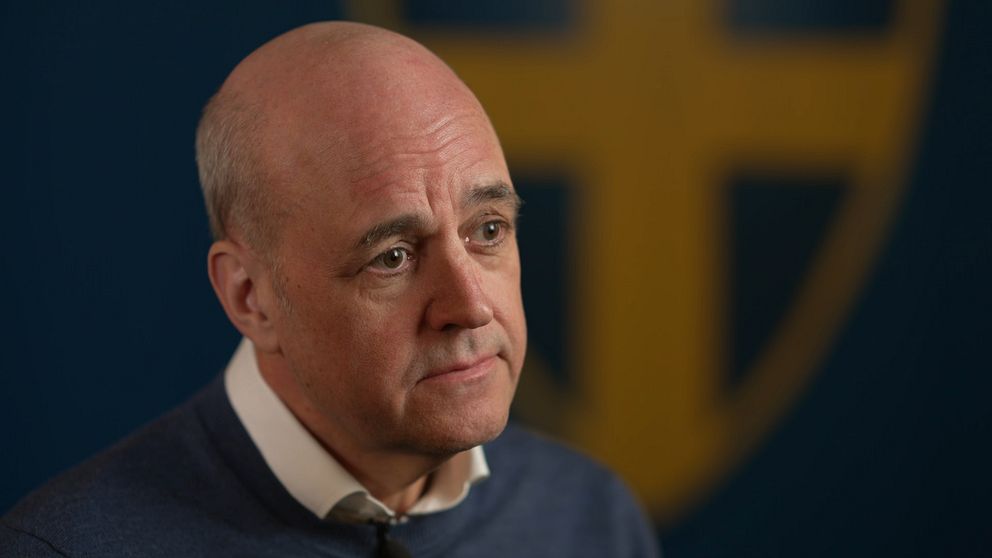 Fredrik Reinfeldt, i en vit skjorta och blå tröja, i intervju med SVT Sport, mot en bakgrund som visar Svenska fotbollförbundets logga.