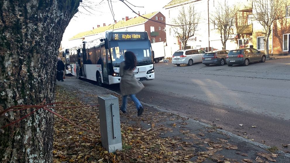 En ung kvinna springer till bussen  ”Krylbo Västra”