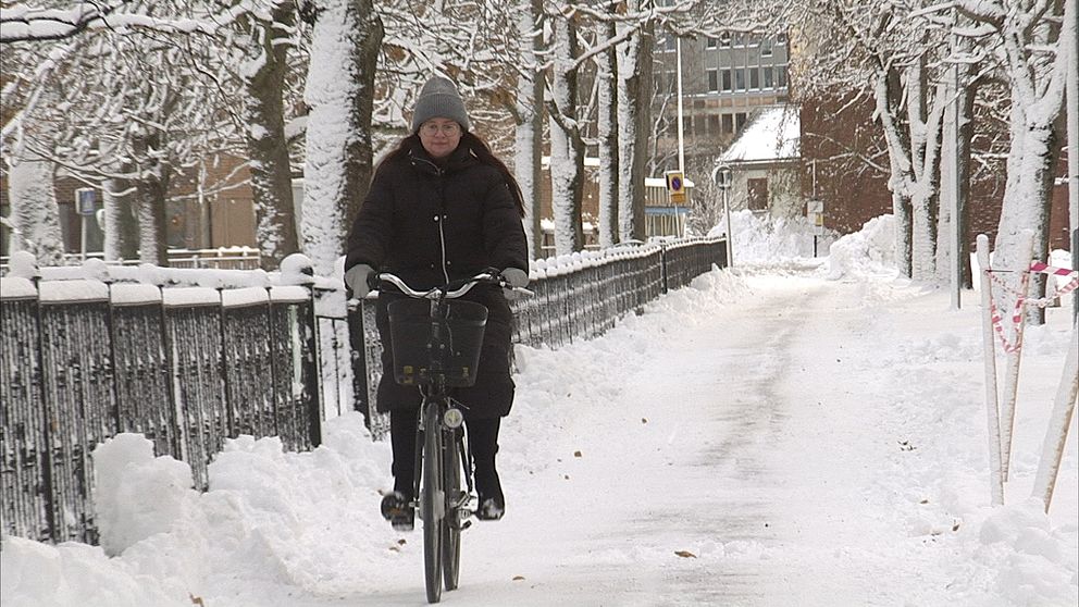 cyklist på snöig väg