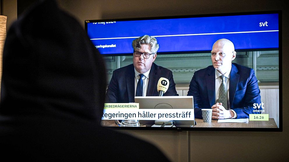 hackaren tittar på presskonferensen om bankernas förslag för att stoppa bedrägerierna