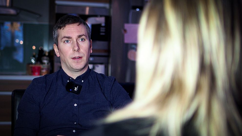 SVT:s reporter Rikard Berglin intervjuar tidigare personal på en skola anonymt.