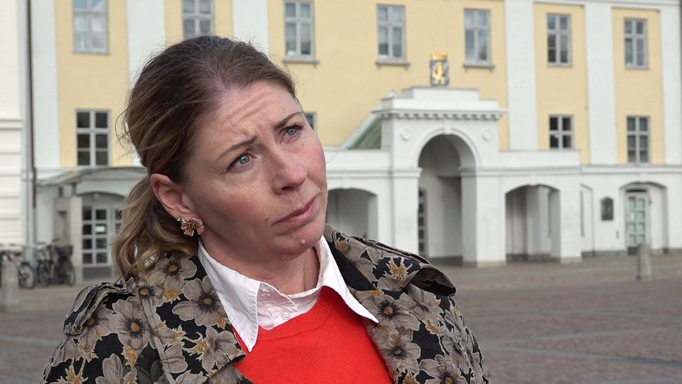 Elisabet Lann blir intervjuad på Grustav Adolfs torg om skjutningen mot israeliska företaget Elbit