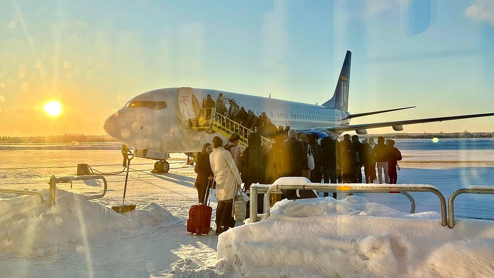 Ett flygplan i motljus på Umeå flygplats i minus 33.