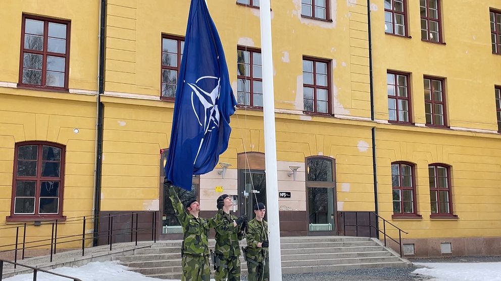 Natoflagga hissas hos försvarsmakten i Sollefteå