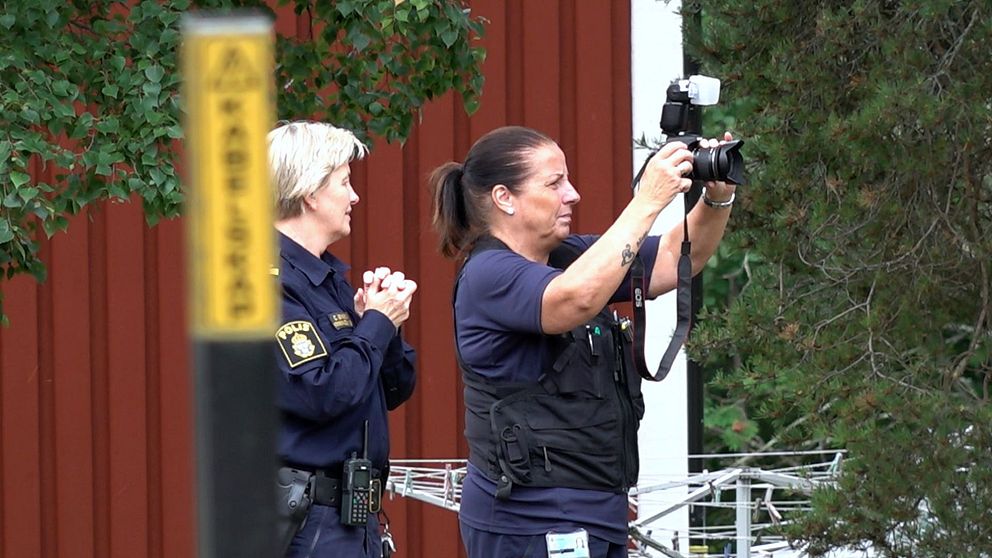 polistekniker, två kvinnor, håller kamera