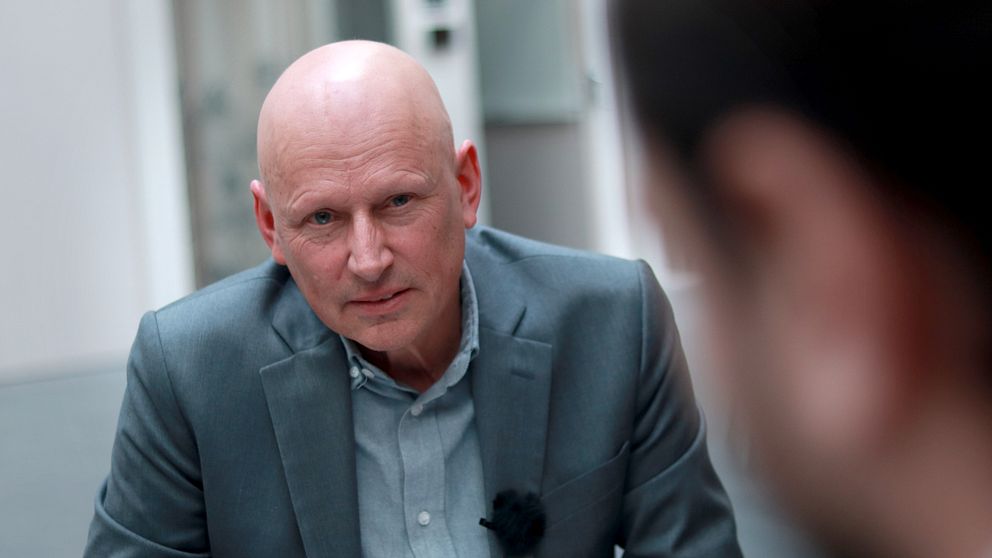 Socialchef i Uppsala kommun tittar in kameran.