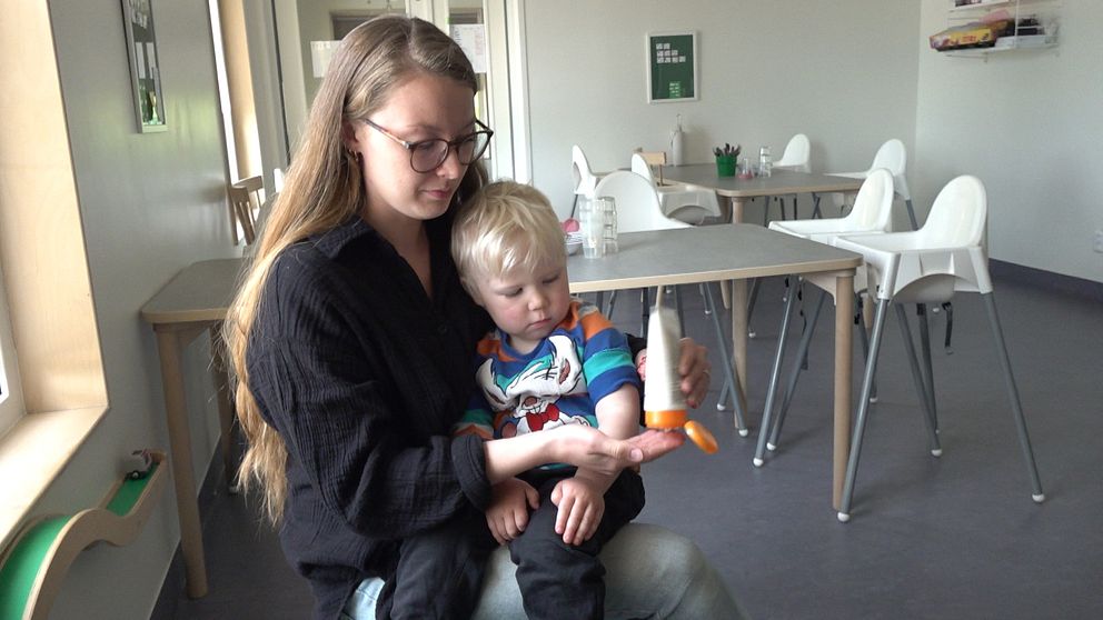 Förskoleläraren Ida smörjer in Frans med solkräm.