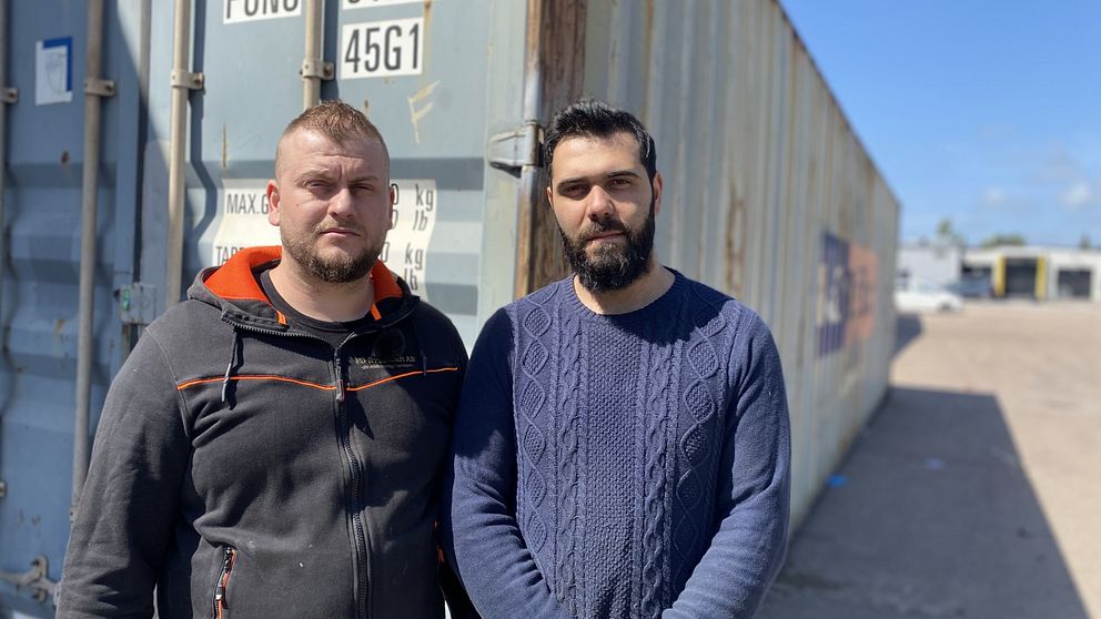 Patrijot Beqaj och Tim Sabri står framför en stor container.