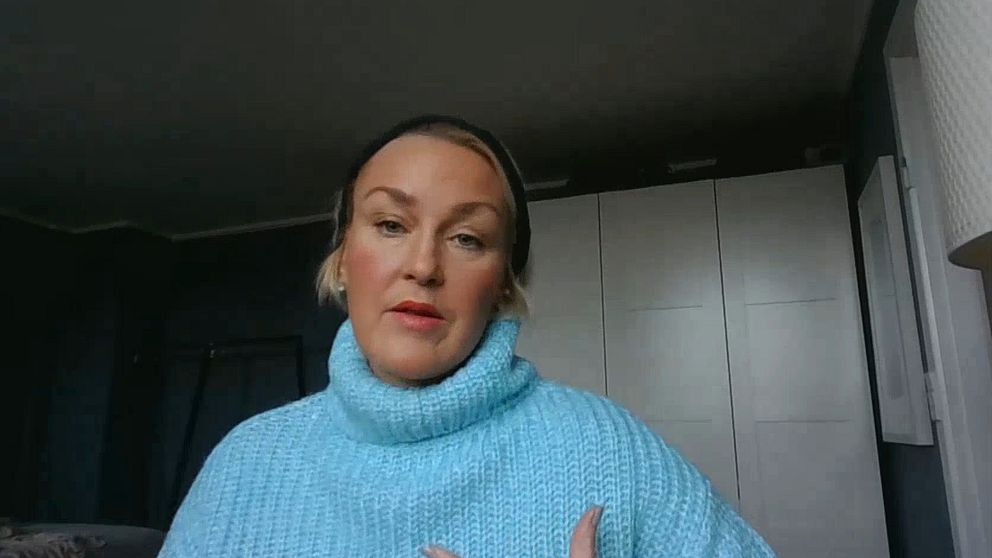 en kvinna i ljusblå tröja och hårband