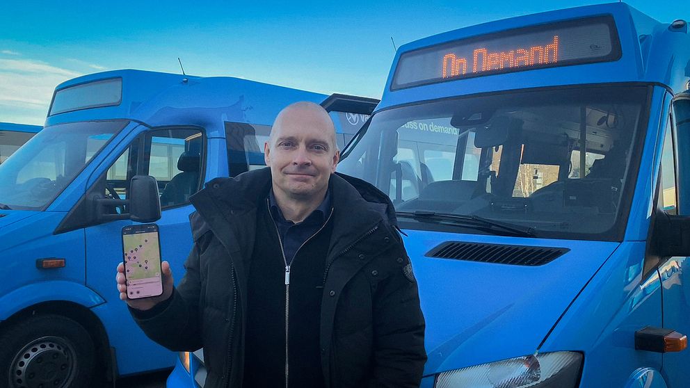 Per Nyrenius, utvecklingsledare på Västtrafik, utanför de nya bussarna on demand.