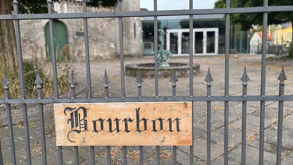 Stängd entré till Vattenborgen med skylten ”Bourbon” synlig på ett staket.