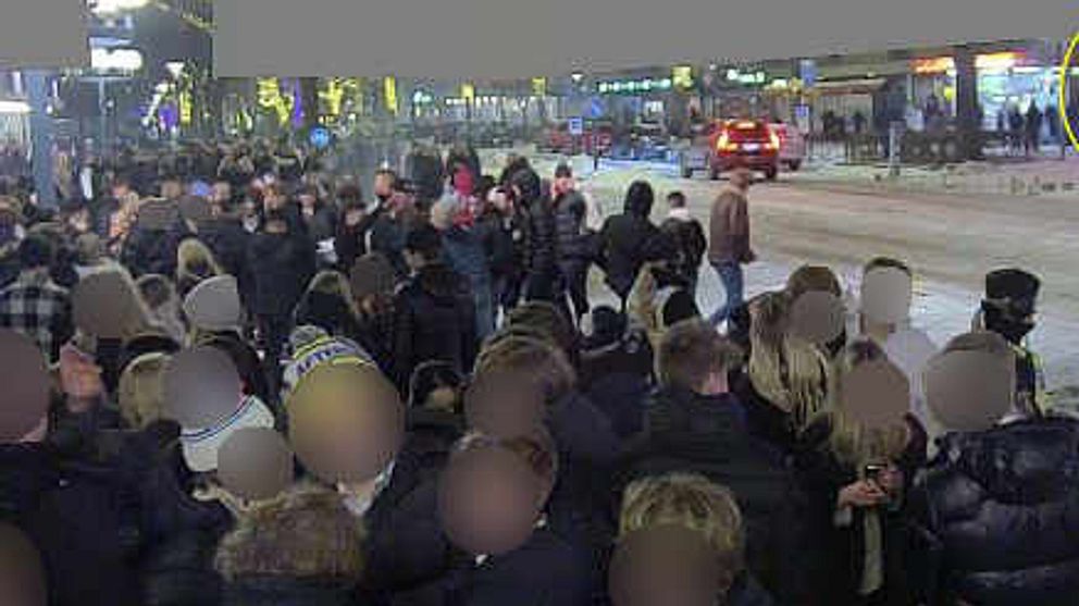 Bild från en övervakningskamera i centrala Tranås visar en större folksamling i samband med nyårsfirandet.