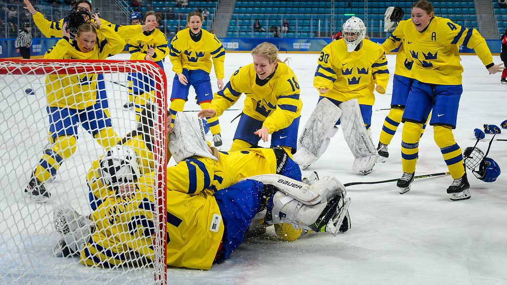 Sveriges hockeydamer jublar efter guldet i ungdoms-OS.