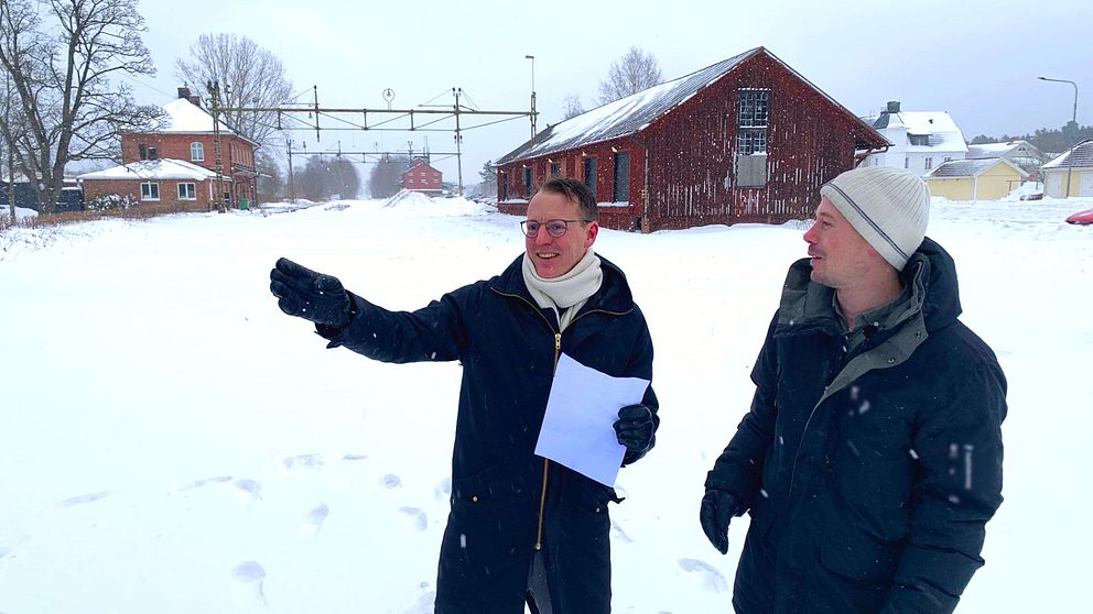 Tibros kommunchef Gustav Olofsson tillsammans med plan-och byggchefen Kim Olsson på det stationsområde som under 2023 köptes upp för 2,2 miljoner. Marken blir en viktig pusselbit i att göra centrum mer attraktivt.