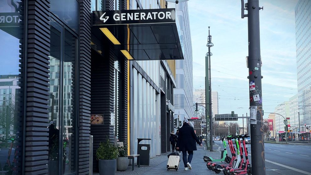 Bild på trottoar i Berlin, ingången till Generator hostel.