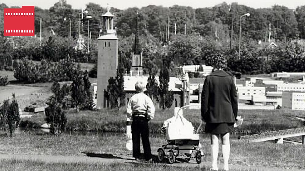 Barn framför miniatyr av stadshuset i Stockholm på Miniland i Halmstad.