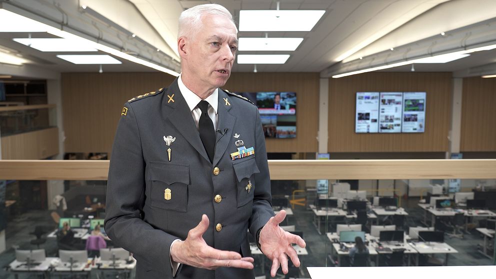 En militär i uniform