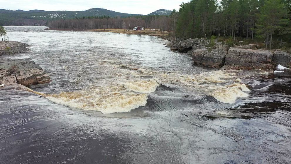 Vårfloden drar fram genom Tornedalen.