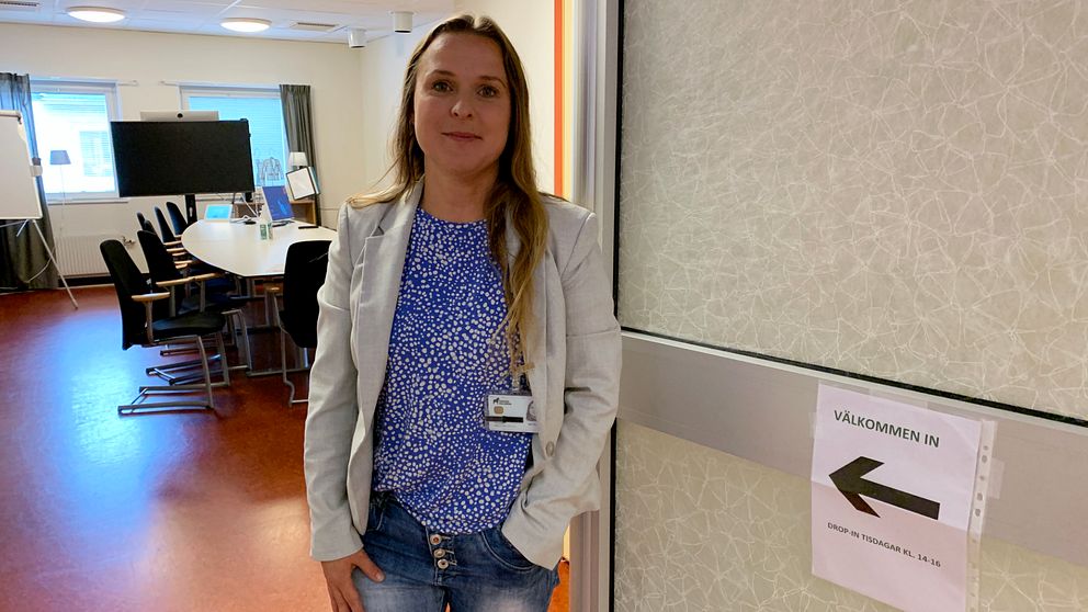 Kvinna i 40-årsåldern i dörröppning