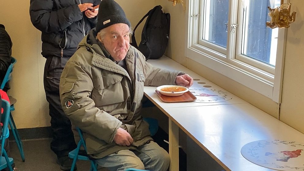 Äldre man sitter och äter i soppkök i Sundsvall