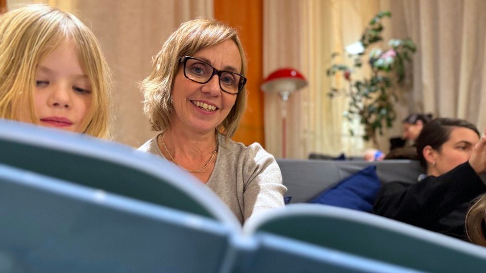 Bibliotekarien Helena Engdahl läser för ett barn