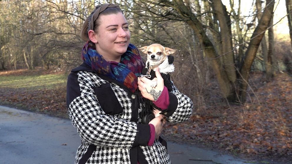 Åsa Fallsten och hennes chihuahua är ofta ute och går i Malmös parker.