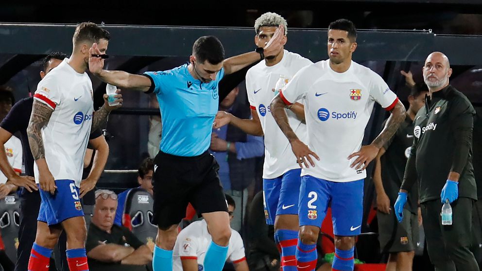 Barcelona spelare tittar mot domaren.