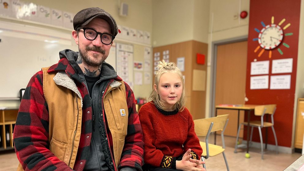 pappa och son i klassrum i Alingsås