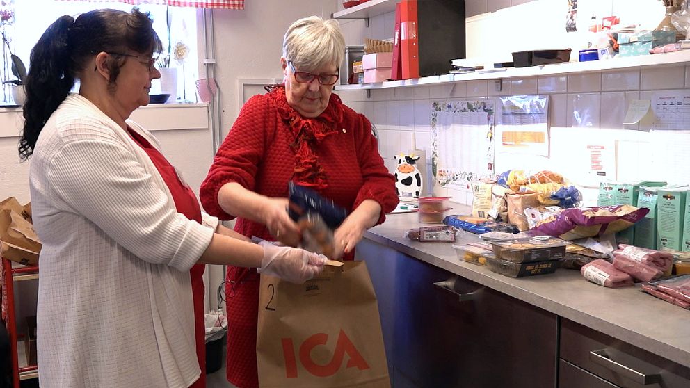 Gunborg Morén packar matkassar på Röda Korset i Hedemora