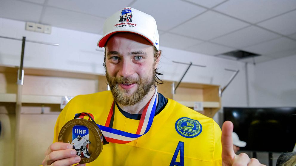 Victor Hedman visar upp VM-guldet 2017. Arkivbild.