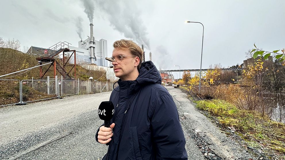 En reporter står med en klämma på näsan. Han är vänd åt sidan.
