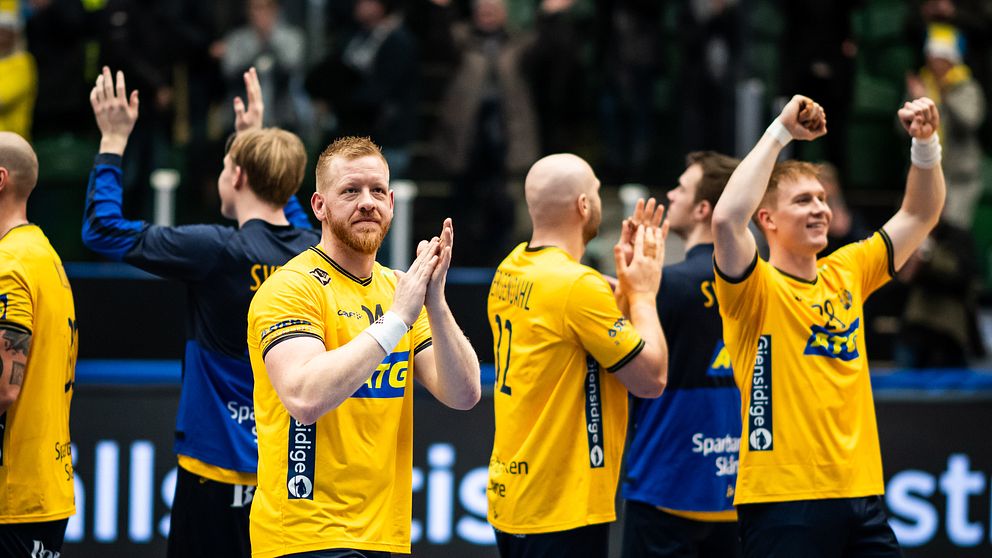 Sverige och Jim Gottfridsson firar efter vänskapsmatchen mot japan inför handbolls-EM 2024.