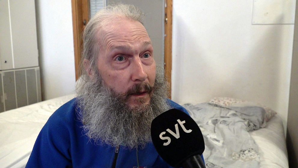 Lennart i blå tröja intervjuas av SVT:s reporter.
