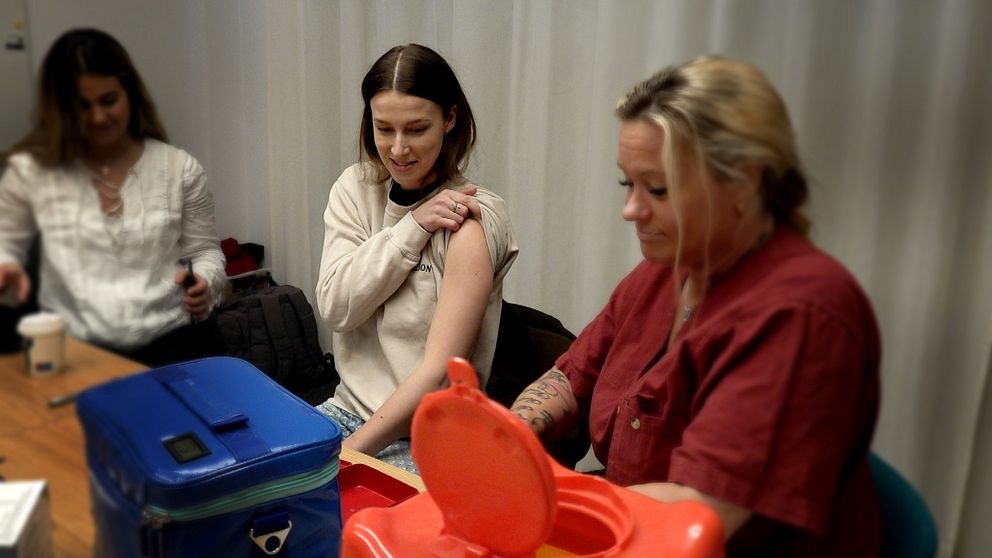 En kvina tar ett HPV-vaccin.