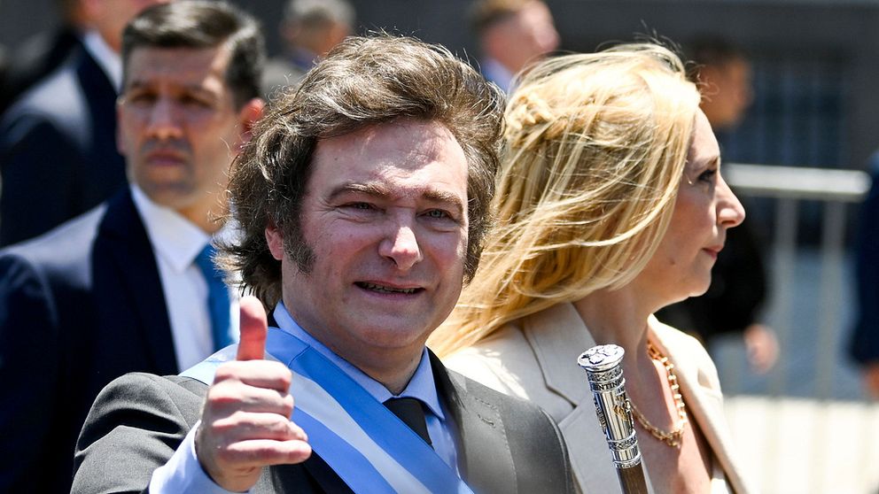 Argentinas nye president gör tummen upp.