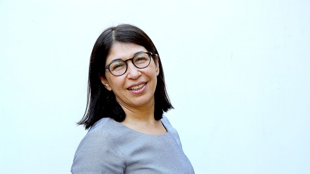 Haleh Lindqvist, kvinna med page och glasögon.