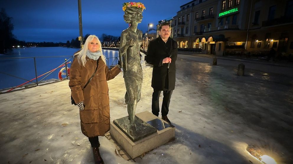 Marianne Nilsson, Karlstadbo som skickade in medborgarförslag om att uppdatera informationen om Eva-Lisa Holtz på statyn ”Sola i Kallsta”, och Robert Halvarsson, ordförande i kultur- och fritidsnämnden.